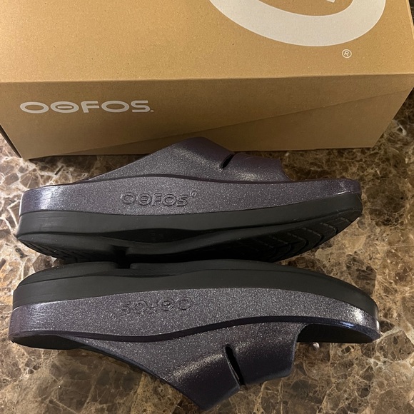 Retired OOFOS OOmega OOahh Sandal in Black and Purple Amethyst - a box included - Picture 9 of 11